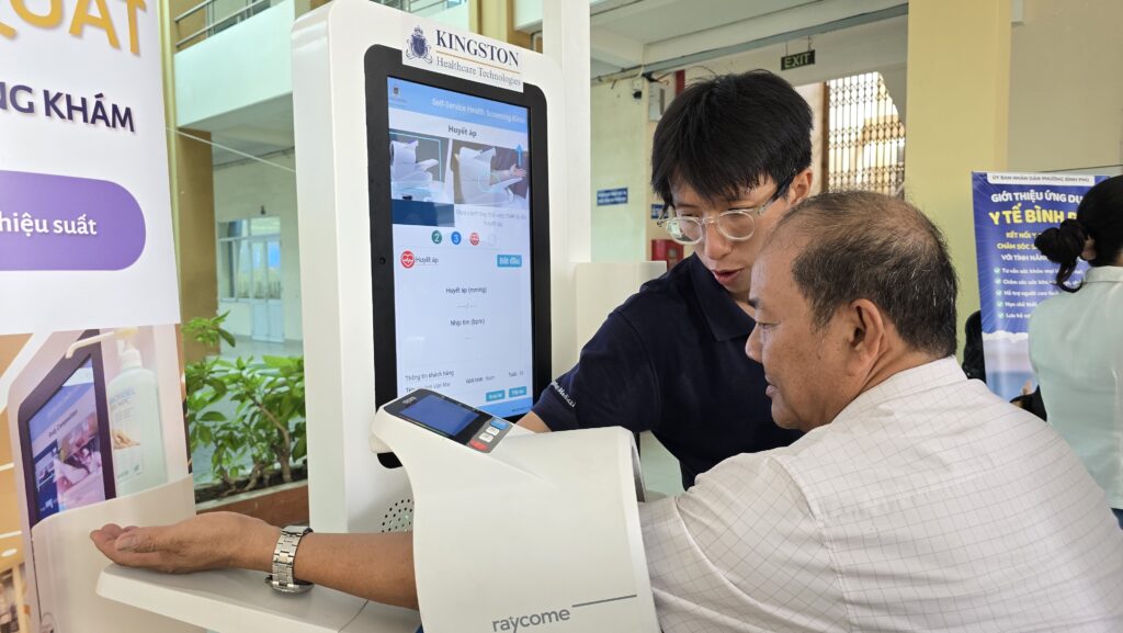 Trạm khám sức khỏe thông minh của Kingston Healthcare Technologies tại Ngày hội Công dân số Bình Phú