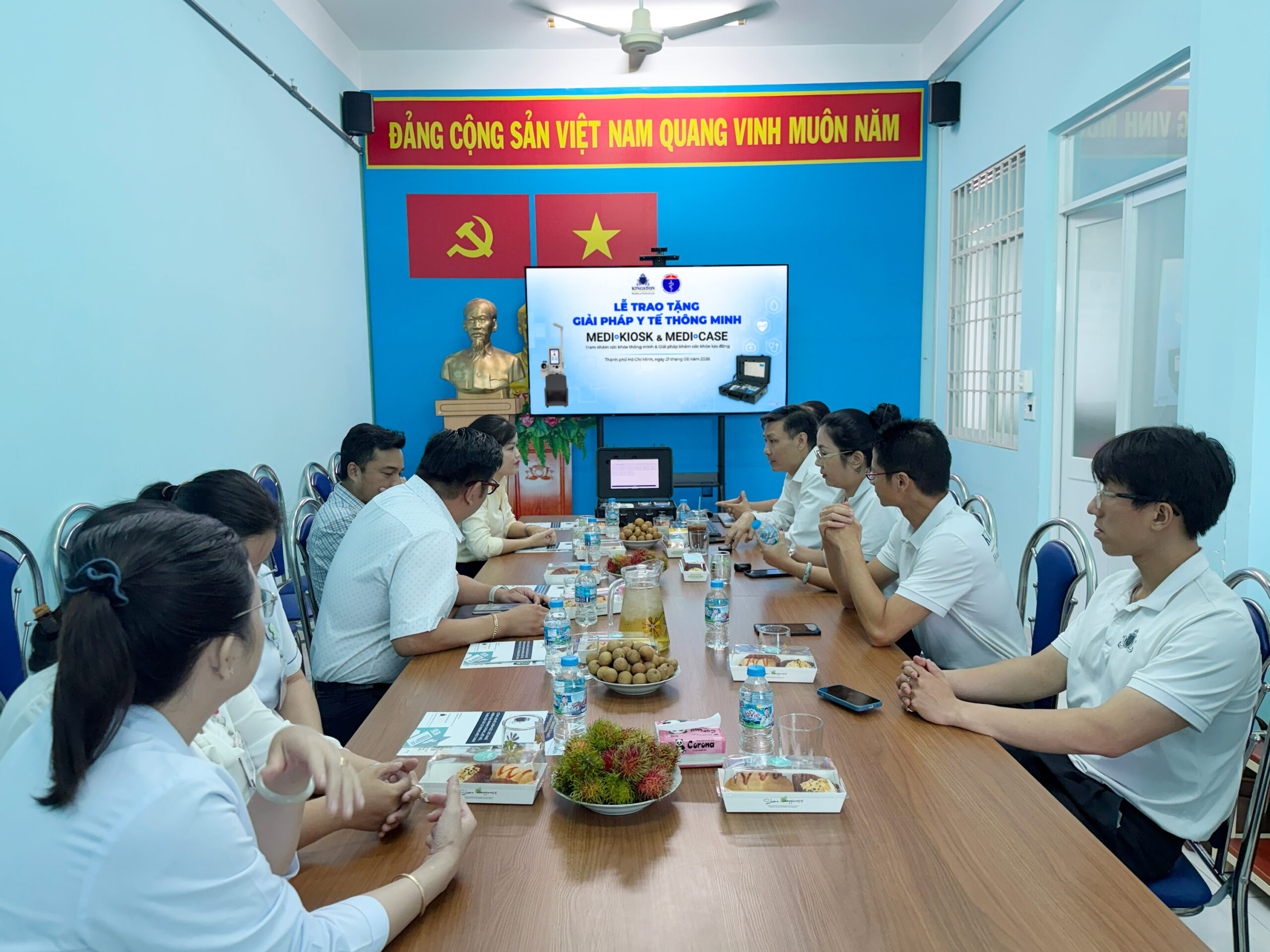 Đại diện Kingston Healthcare Technologies và Trạm Y tế xã Hưng Long tại buổi lễ trao tặng