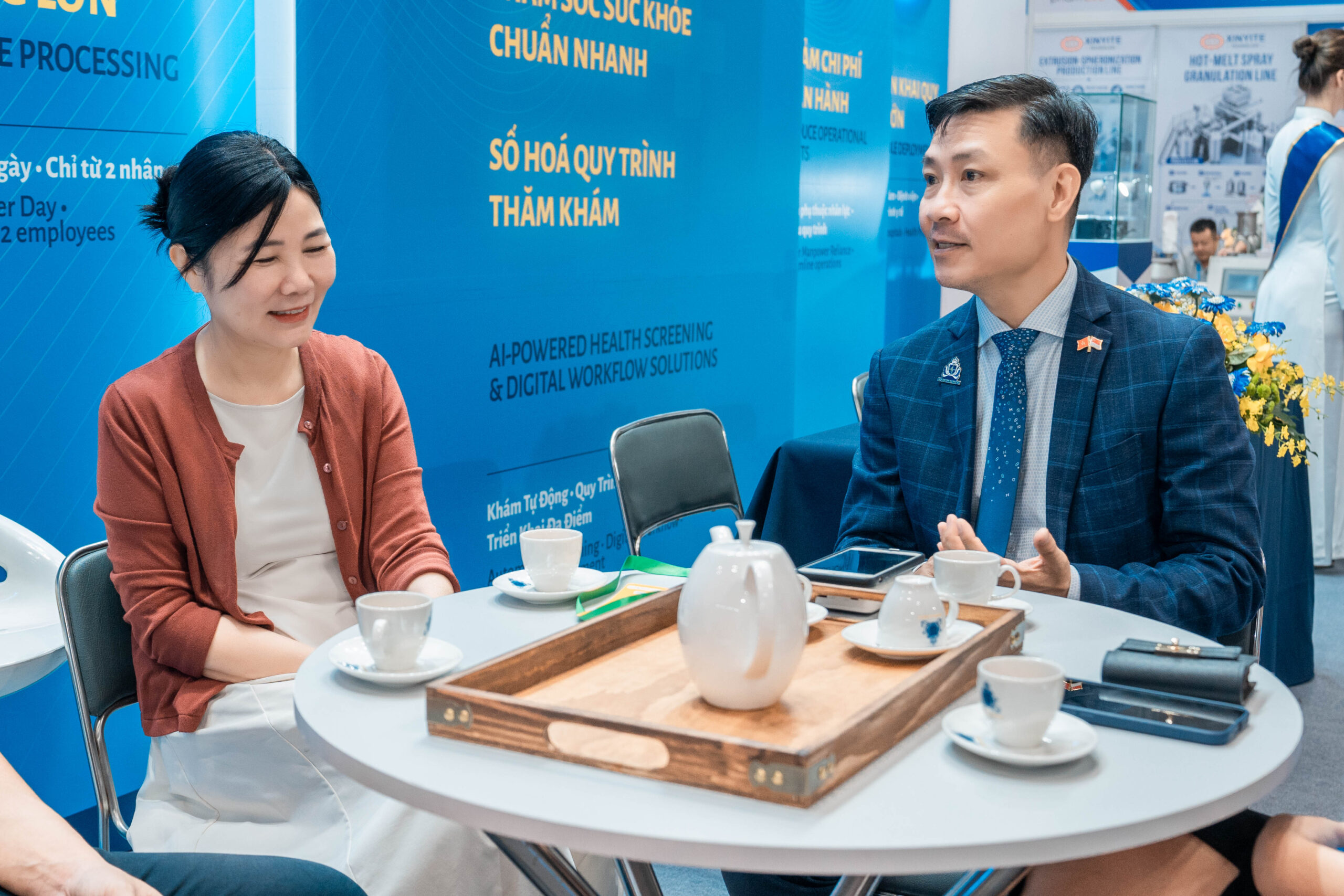 Đại diện Kingston Healthcare Technologies và Hợp tác xã Nông nghiệp Bền vững Sĩ Trưởng tại lễ ký kết
