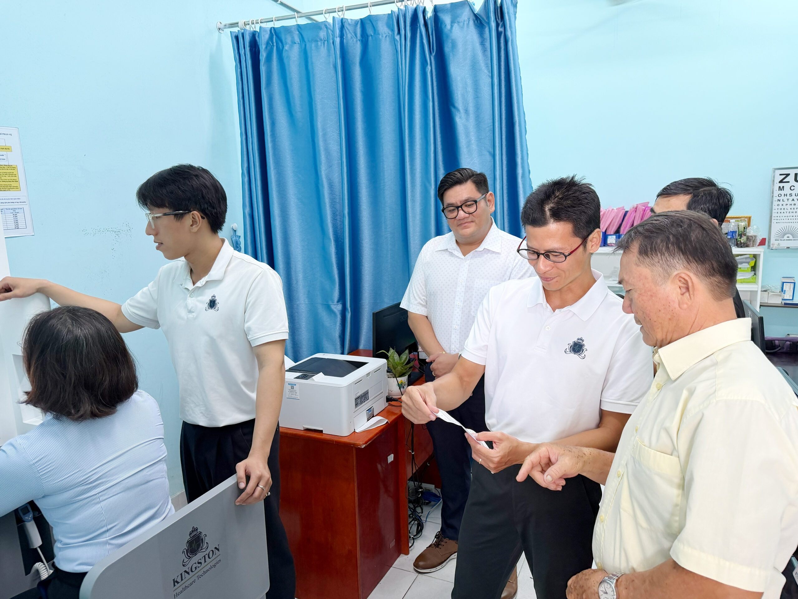 Công nghệ y tế đến gần người dân hơn: người dân trải nghiệm Medi-Kiosk tại xã Hưng Long