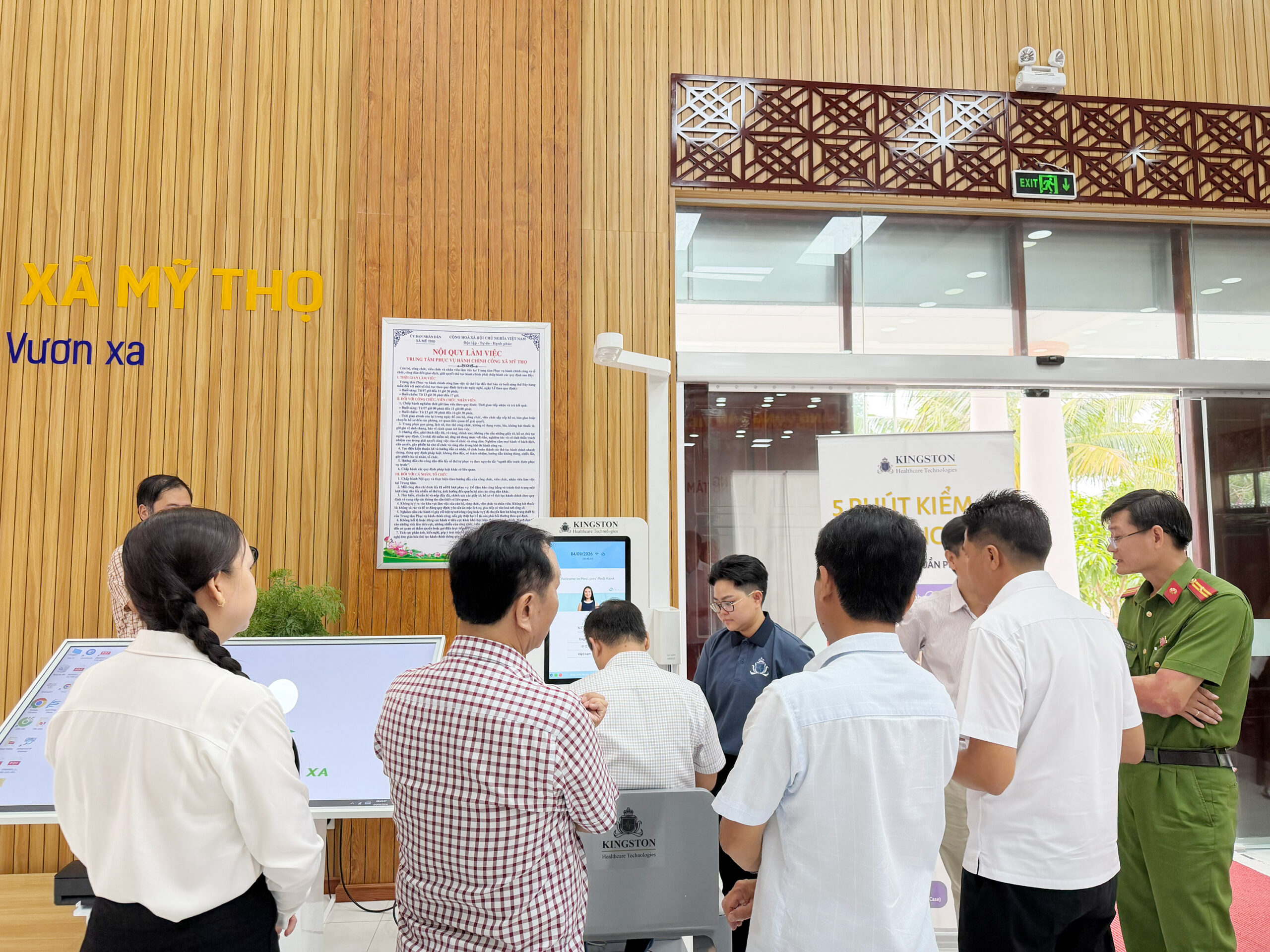 Đại diện chính quyền và người dân trải nghiệm Medi-Kiosk tại xã Mỹ Thọ
