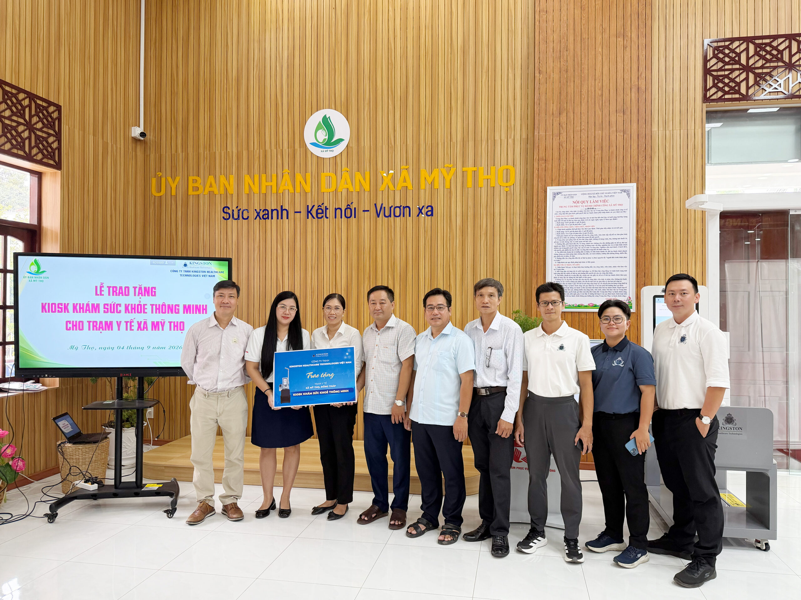 Đại diện Kingston Healthcare Technologies và UBND xã Mỹ Thọ tại lễ trao tặng Medi-Kiosk