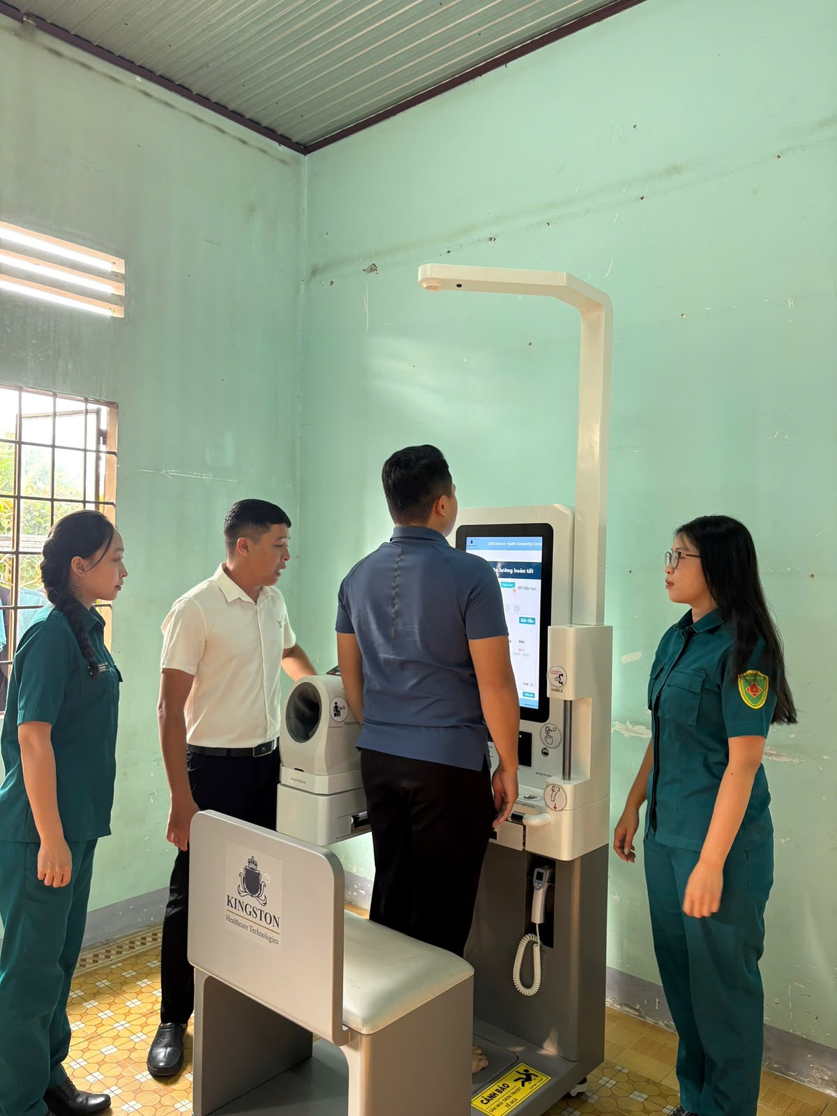 Cán bộ tìm hiểu vận hành Medi-Kiosk tại Trạm Minh Thạnh