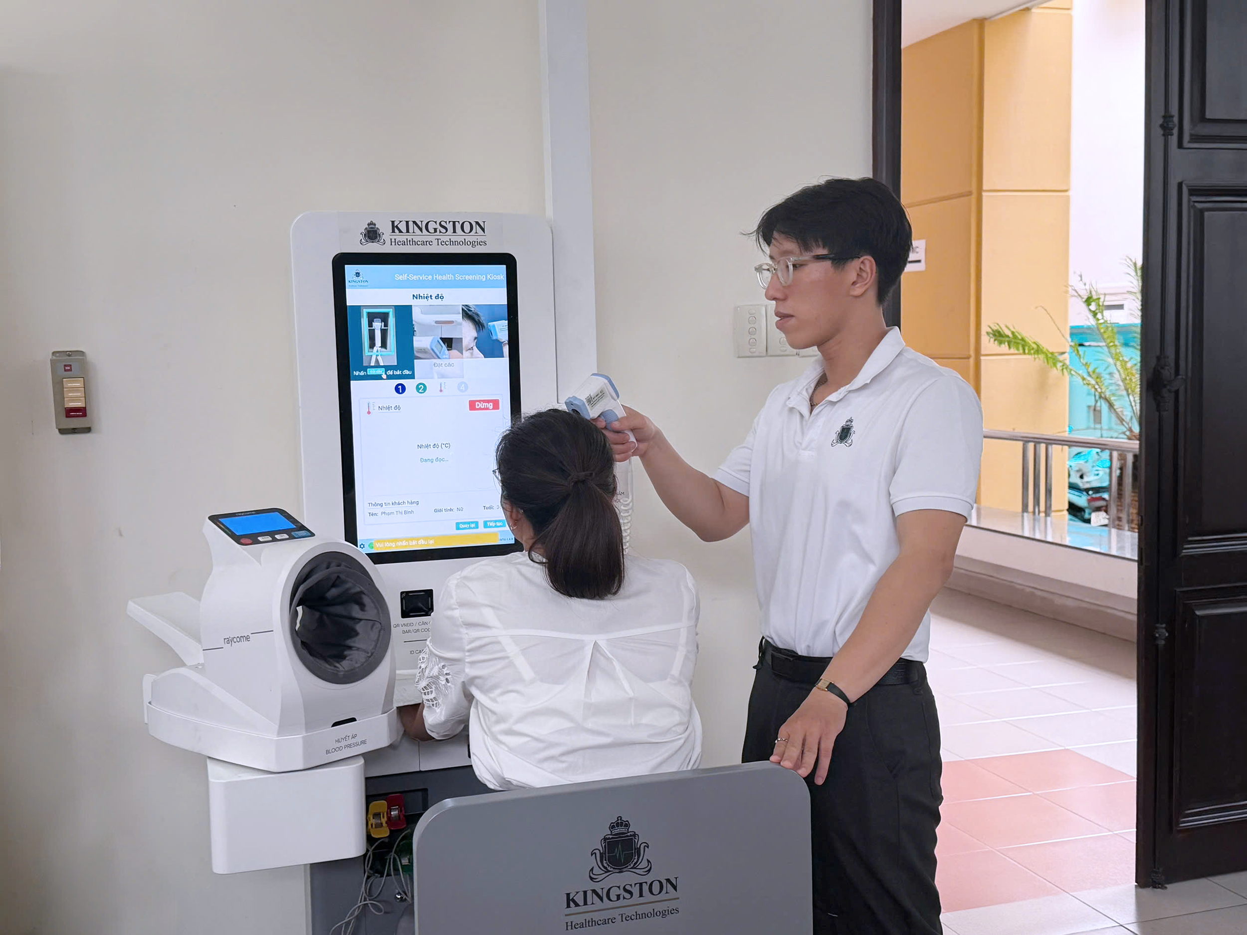 Medi-Kiosk của Kingston Healthcare Technologies tại hội nghị đấu thầu thiết bị y tế